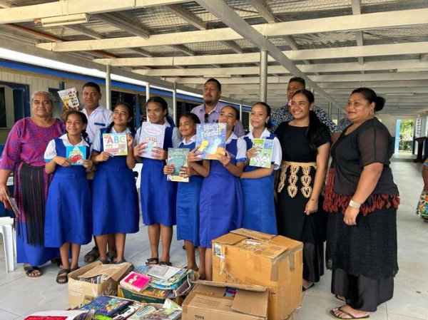 Donation to Maamaloa Side School 